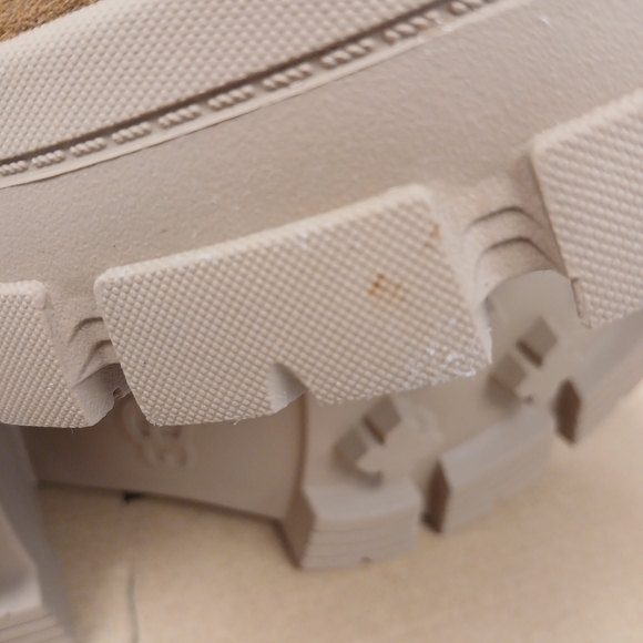 NWT UGG Tan and Cream Winter Boots - Picture 8 of 9